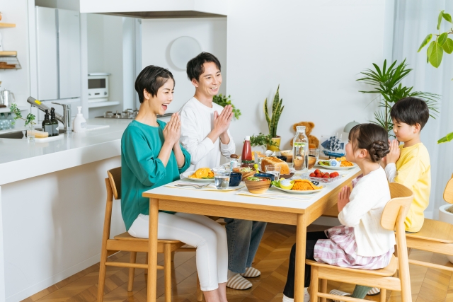 ダイニングで家族そろって食事をする