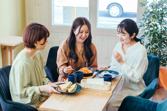 カフェで相談する女性