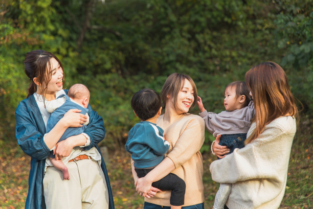 子供と公園で遊ぶ主婦たち