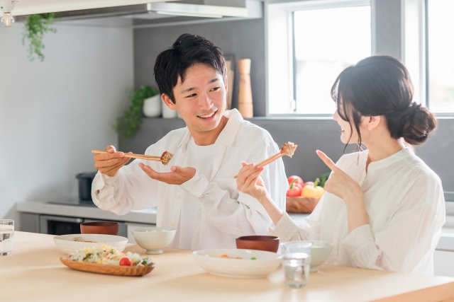 料理を食べる夫婦