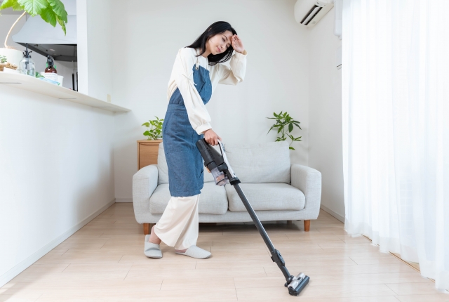 掃除機をかける女性