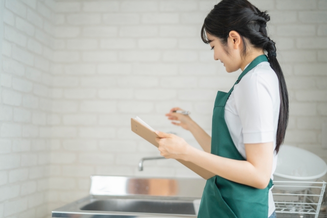 掃除代行の見積もりを作成する女性スタッフ