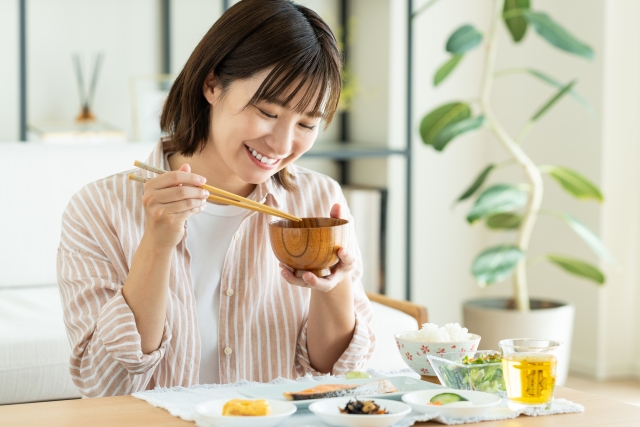 笑顔で食事をする女性