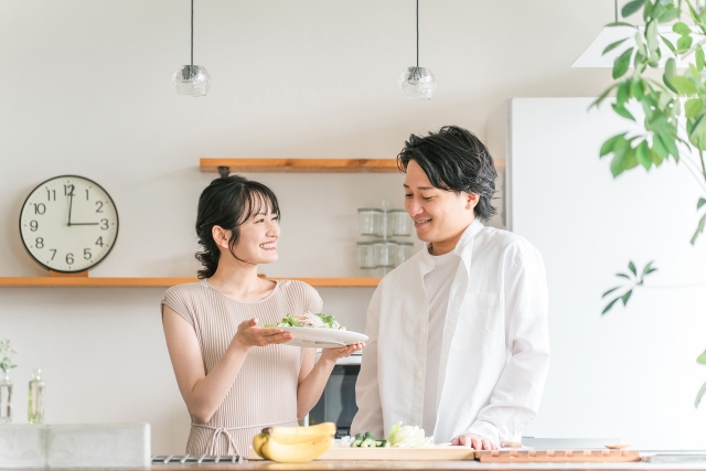 食事を楽しむ夫婦