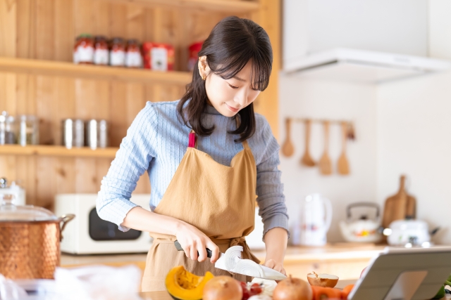 料理をする女性