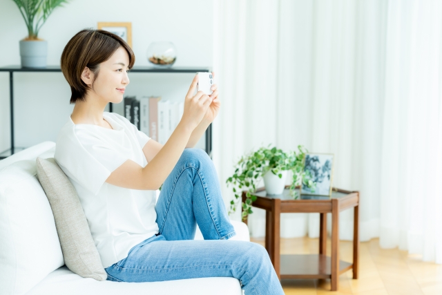 スマホを持つ女性