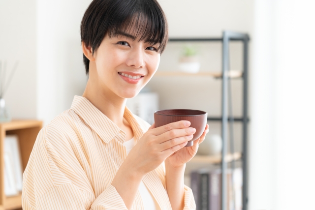 食事をする女性