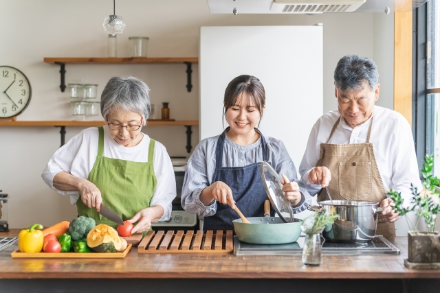 料理をする家族