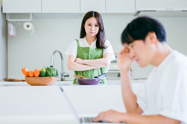 家事に無関心な夫に怒る妻