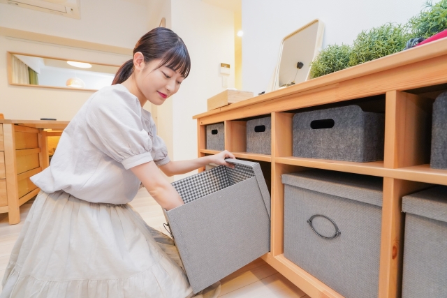 整理整頓をする女性