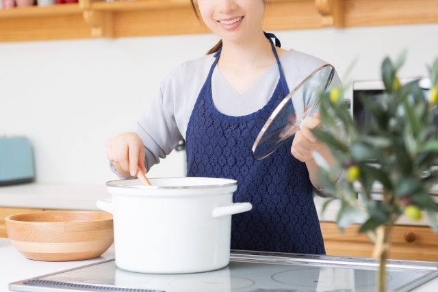 料理をする家事代行スタッフ