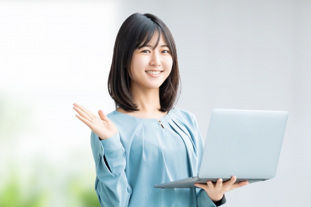 紹介する女性