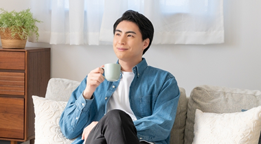 綺麗なリビングでくつろぐ男性