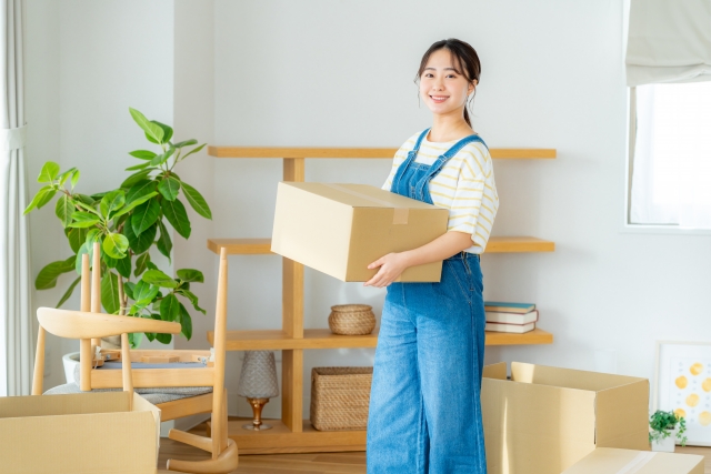 片付けを始めた女性