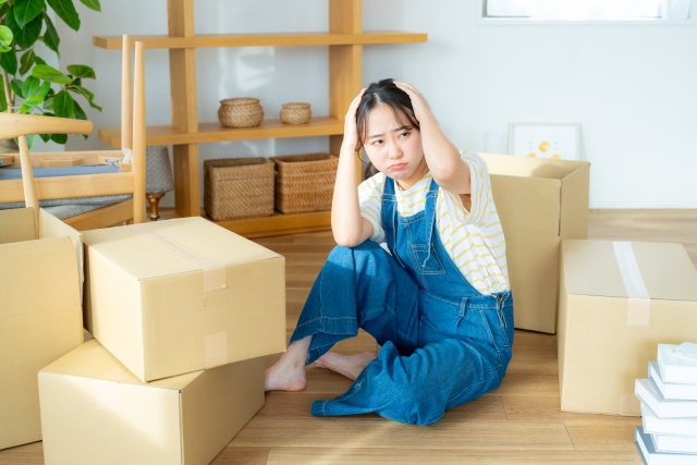 片付けに悩む女性