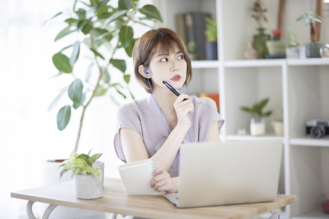 名古屋で掃除を依頼できる家事代行業社を検討する女性