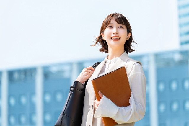 名古屋で口コミの良い家事代行サービスを発見して笑顔の女性