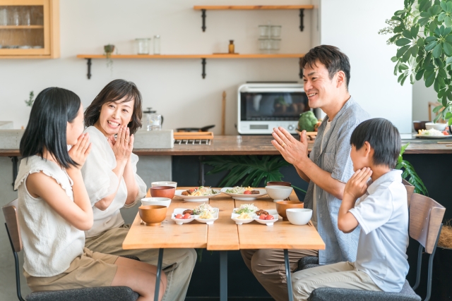 料理代行サービスで食卓を楽しむ家族