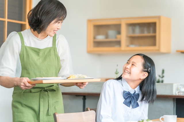 食卓で笑顔の親子