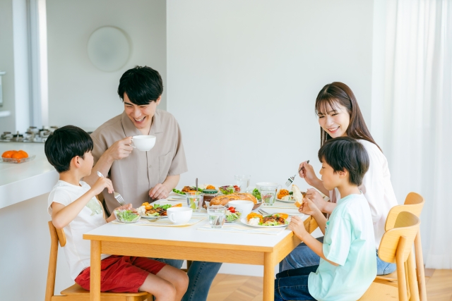 家事代行の作り置き料理を使った食卓の風景