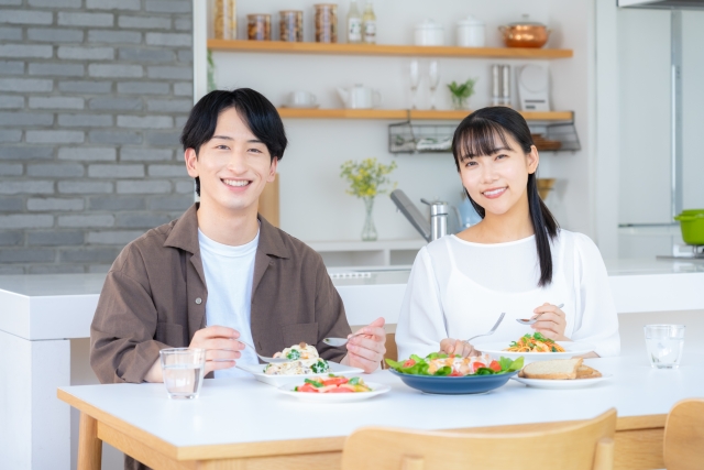 ダイニングで食事をする笑顔の夫婦