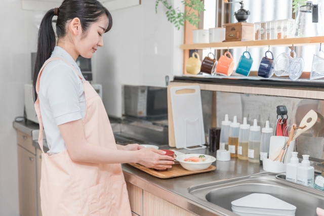 作り置きの料理を作る家事代行スタッフ