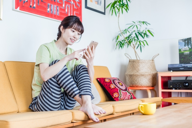 東京の家事代行サービスを探す女性