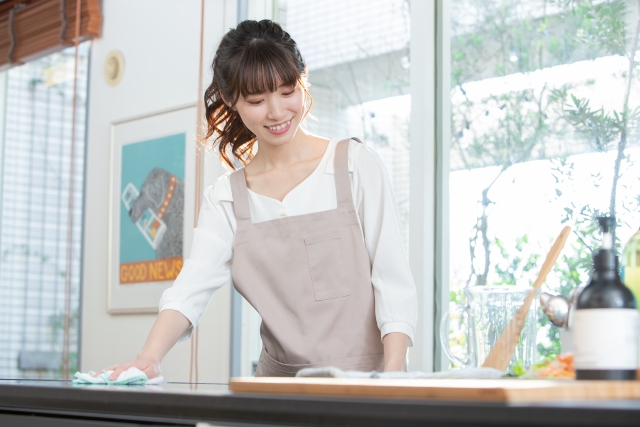 調理台を拭く女性