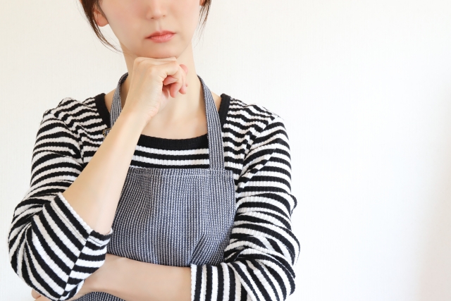 名古屋の家政婦の料金を考える女性