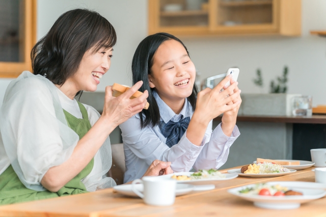 家事代行の料金を見比べる親子