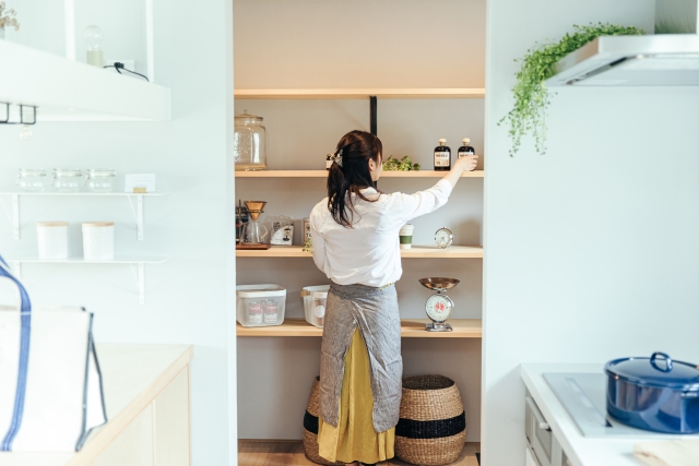 時短の掃除する主婦