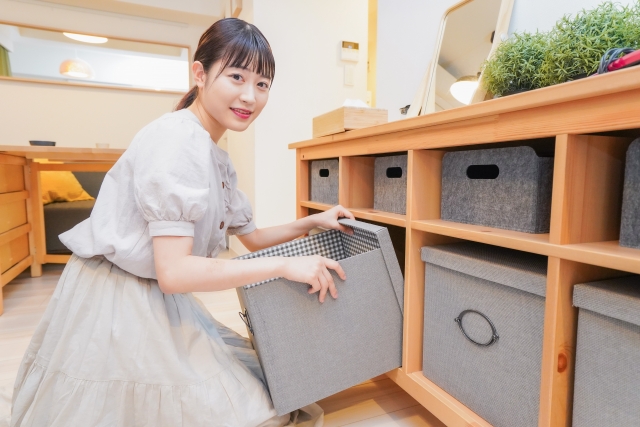 棚を片付ける東京の一人暮らし