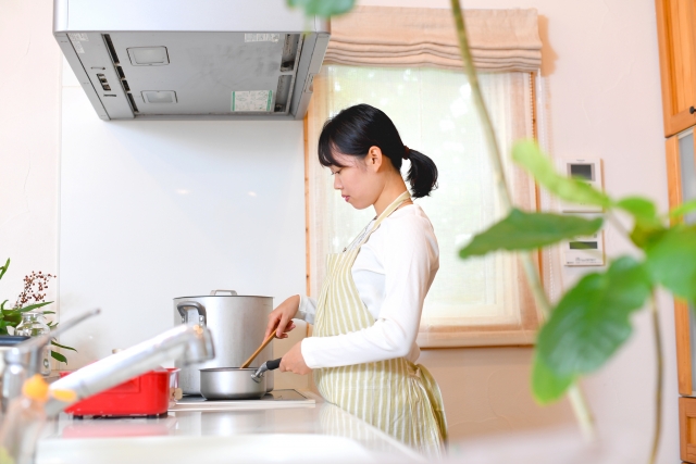 一人暮らし向けの家事代行で料理を作る東京のスタッフ