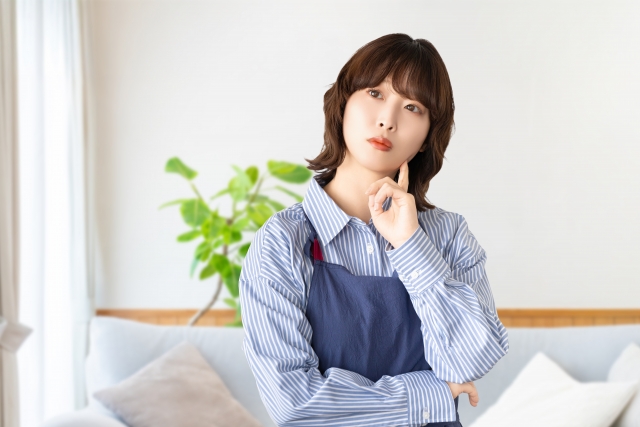 片付けと家事代行の違いを考える女性